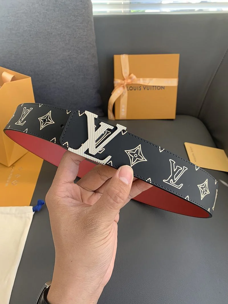 送料込ルイヴィトン サンチュール・LVイニシャル 偽物 40MM リバーシブルベルト vui03410