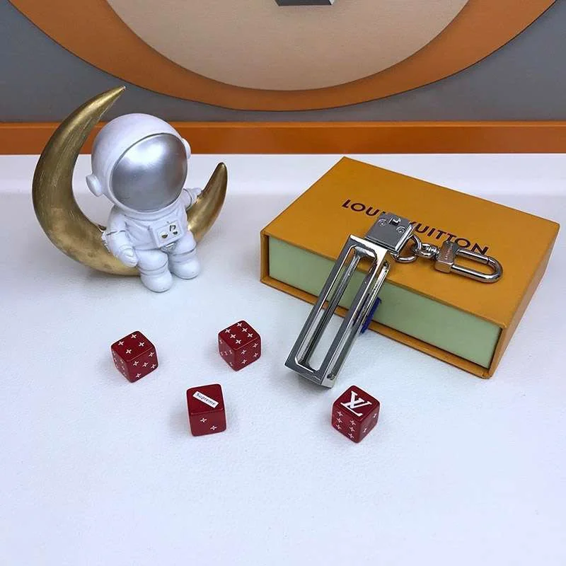 人気 新作 ルイヴィトン シュプリーム サイコロ キーホルダー 偽物 赤 vuj82517