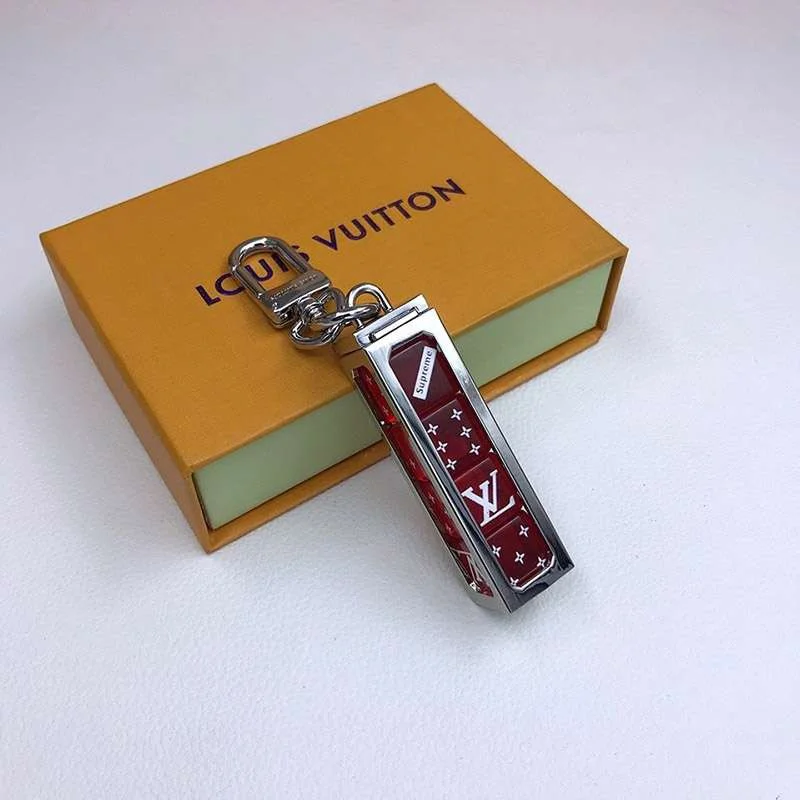 人気 新作 ルイヴィトン シュプリーム サイコロ キーホルダー 偽物 赤 vuj82517