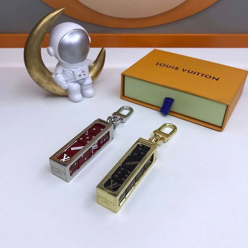 人気 新作 ルイヴィトン シュプリーム サイコロ キーホルダー 偽物 赤 vuj82517