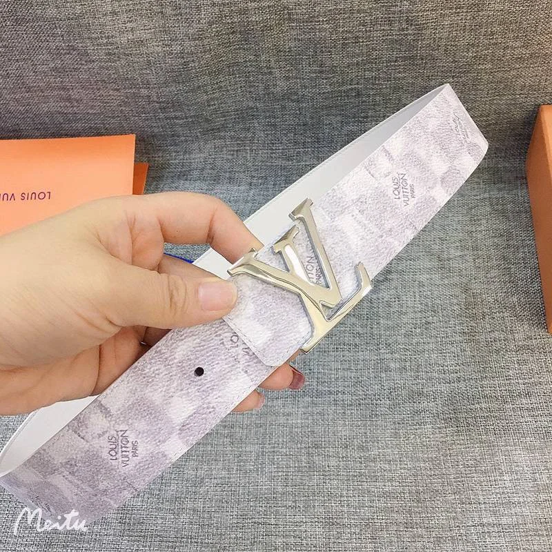 送料込ルイヴィトン 偽物 サンチュール・LVイニシャル 40MM リバーシブルベルト vur11055