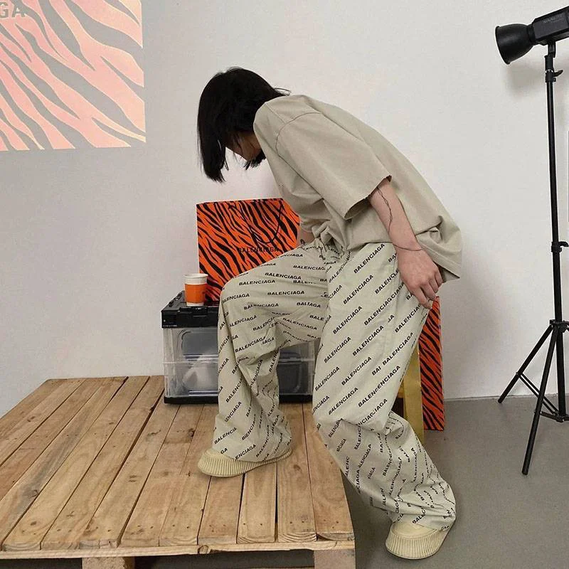 超話題!バレンシアガ パンツ 偽物 ブラック ロゴ プリント入り bay93986