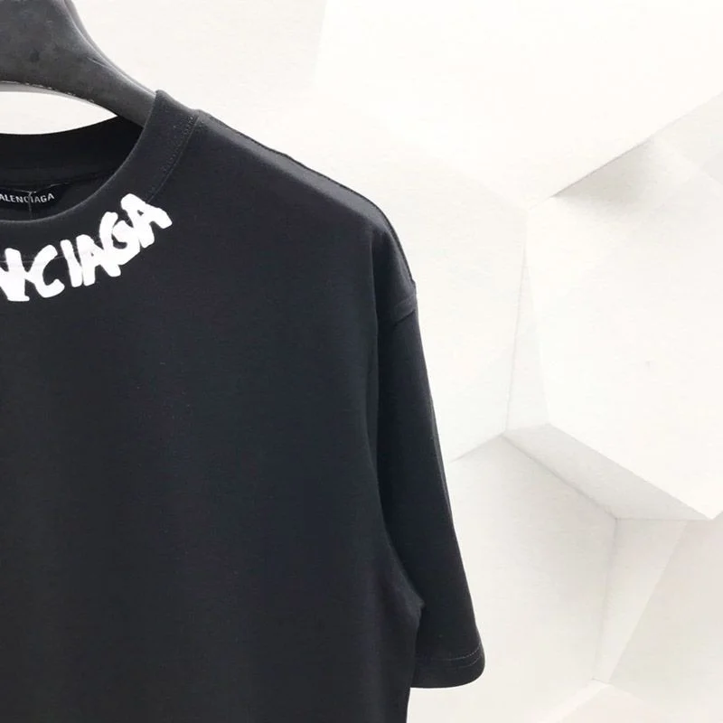 送料込バレンシアガ 偽物 ネックラインにプリントロゴ Tシャツ bah41762