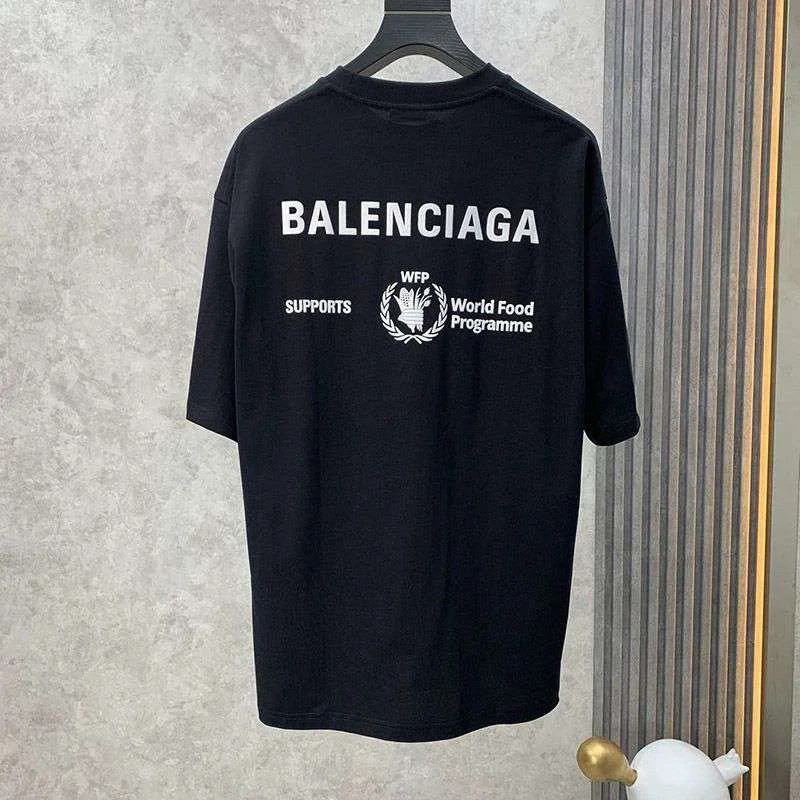 送料込バレンシアガ 偽物 WFP ミディアム Tシャツ ブラック bai24340