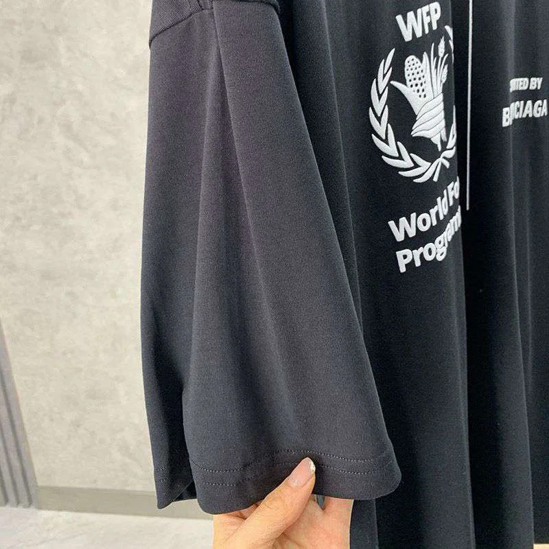 送料込バレンシアガ 偽物 WFP ミディアム Tシャツ ブラック bai24340
