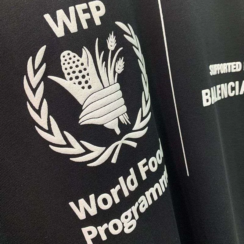 送料込バレンシアガ 偽物 WFP ミディアム Tシャツ ブラック bai24340