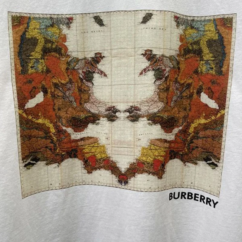 争奪戦バーバリー 偽物 マッププリント コットン オーバーサイズTシャツ ホワイト 80565821