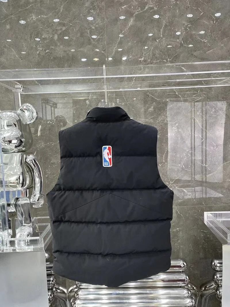 送料込 カナダグース x NBA 偽物 フリースタイルベスト Cak45069