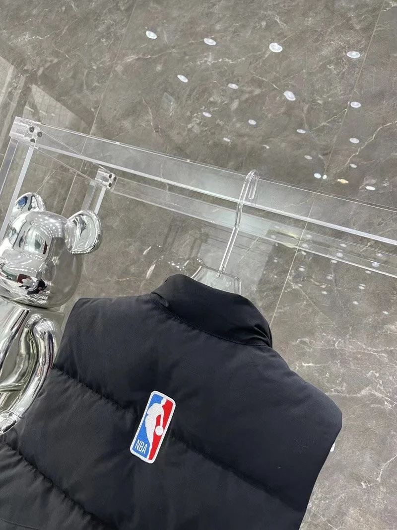 送料込 カナダグース x NBA 偽物 フリースタイルベスト Cak45069