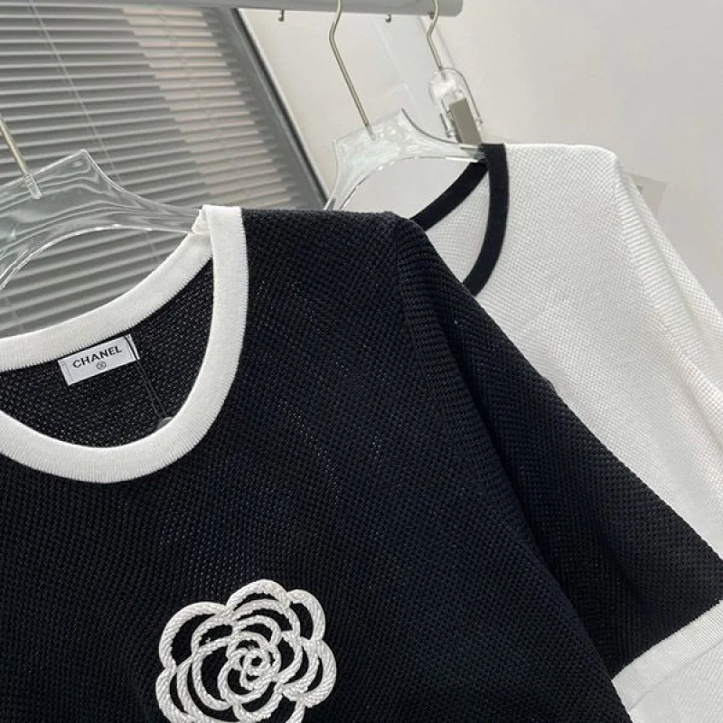 人気急上昇シャネル カメリア ロゴ Tシャツ コピー 2色 shc43233