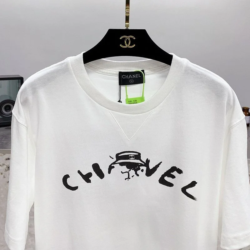 目を惹くカラーシャネル Tシャツ プリント プレタ クルーズ 新作 半袖 コピー shd05008