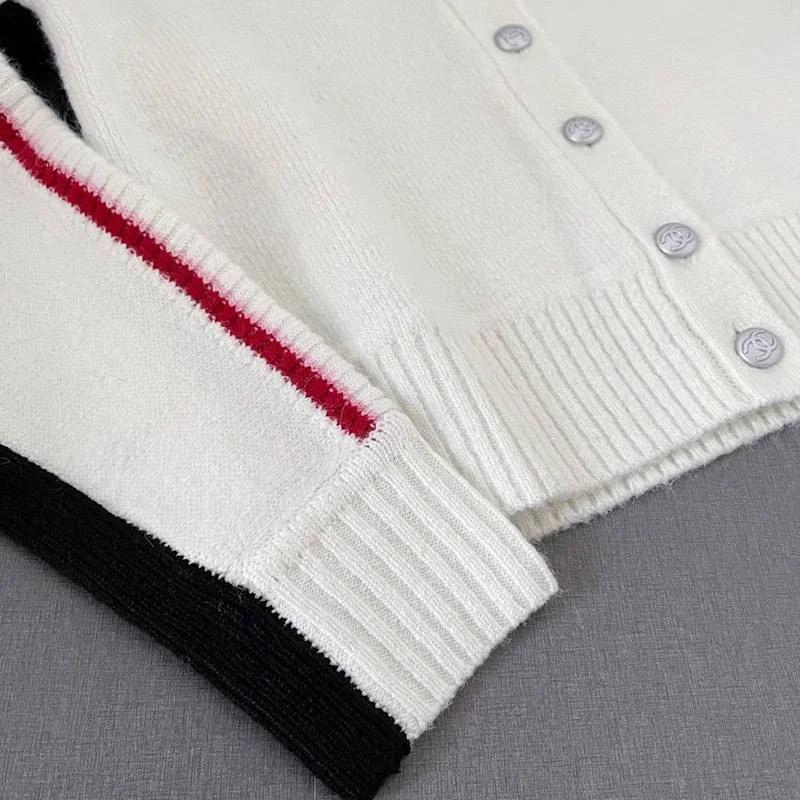 欲しい♡超限定♪《21AW》シャネル カーディガン コピーボタン COCO ロゴ shw14048