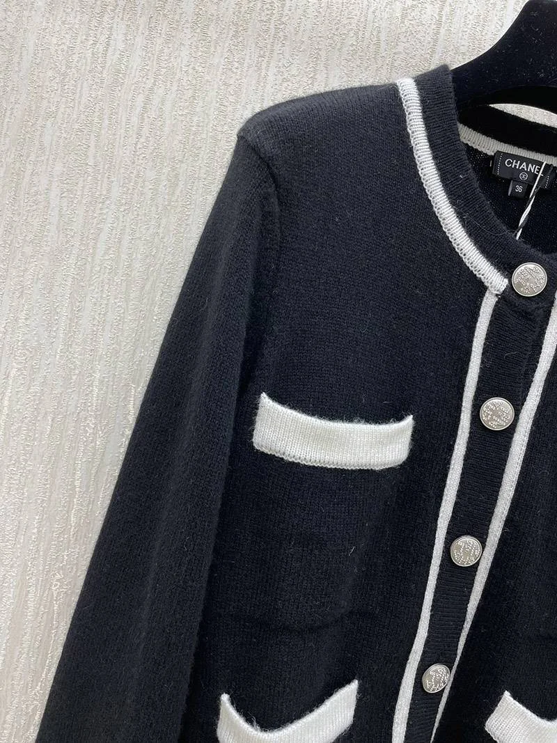 世界中で大人気♪《21AW》シャネル カーディガン コピーボタン COCO ロゴ shz15479