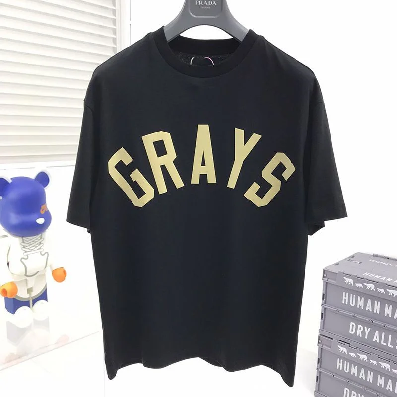 可愛い関税込Fear of God パロディ エッセンシャルズ キッズ半袖ロゴ入りTシャツ fel94281