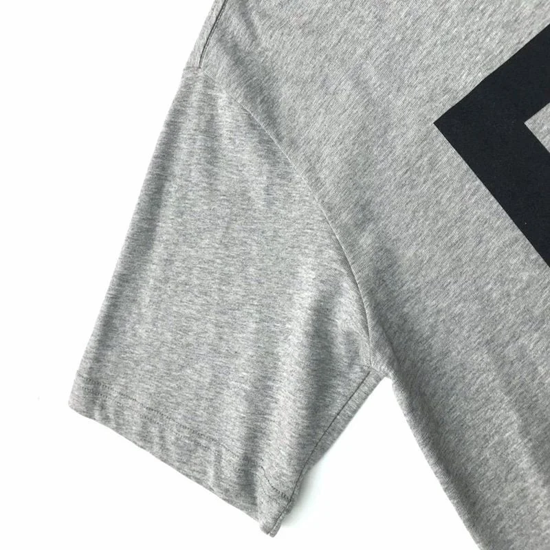 超希少!Fear of God コピー エッセンシャルズ キッズ半袖ロゴ入りTシャツ fes13483