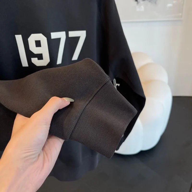 大人気!フィアオブゴッド ESSENTIALS 1977 ロゴ 長袖 Tシャツ コピー fiw95940