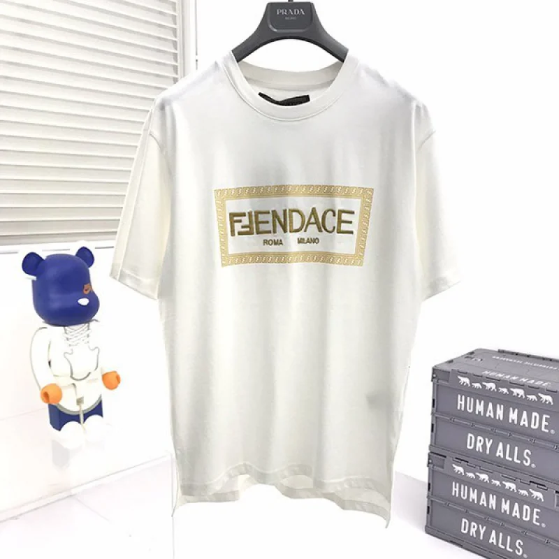 【フェンディ×ヴェルサーチ コピー】☆新作大人気コラボ☆ロゴTシャツ 白 半袖 FS7900AJKLF0ZNM