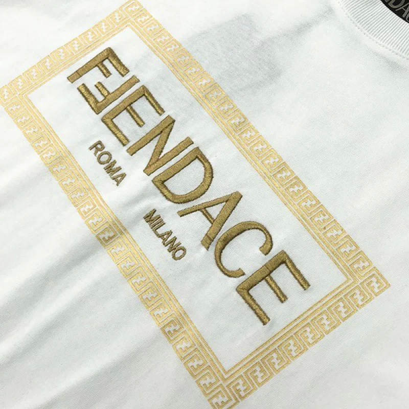 【フェンディ×ヴェルサーチ コピー】☆新作大人気コラボ☆ロゴTシャツ 白 半袖 FS7900AJKLF0ZNM