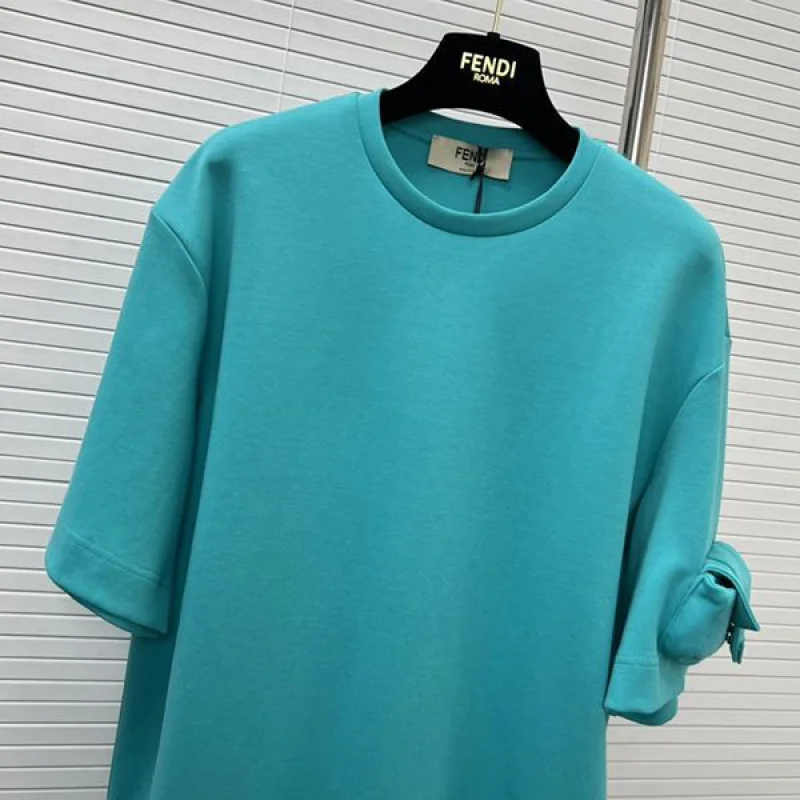 可愛いフェンディ 偽物 バゲット FFバックル付きコットンTシャツ feg90485