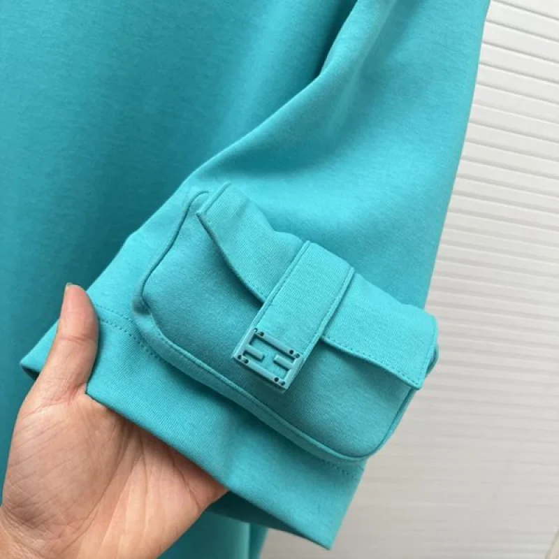可愛いフェンディ 偽物 バゲット FFバックル付きコットンTシャツ feg90485