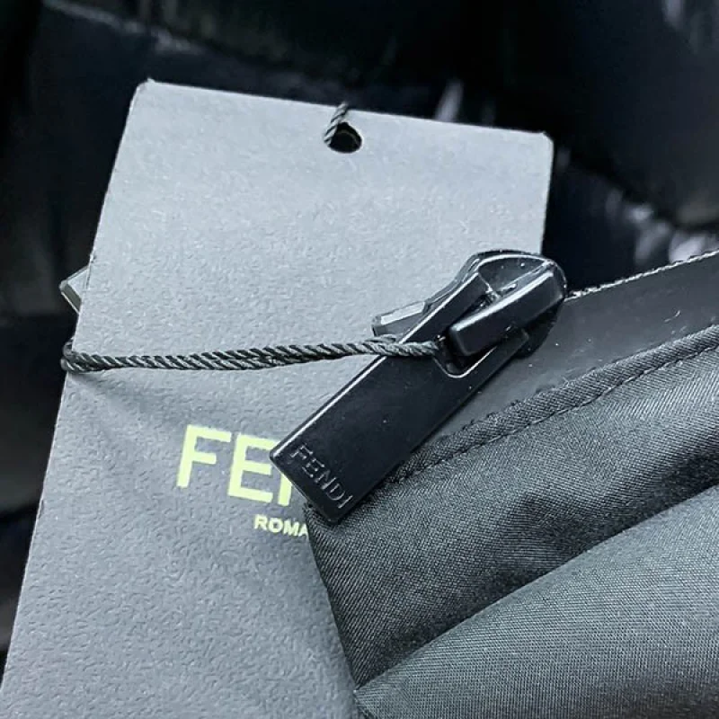 フェンディ バッグ バグズ ダウンジャケット 偽物 2色 fec58222