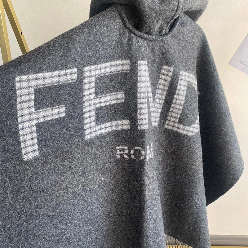 注目度抜群!【フェンディ】カール ポンチョ ウール&カシミア fee27296