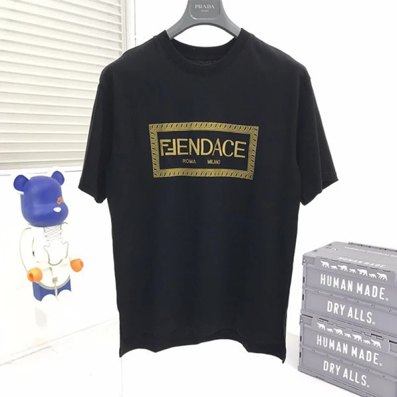 【フェンディ×ヴェルサーチ 偽物】☆新作大人気コラボ☆ロゴTシャツ 黑 半袖 fee52485