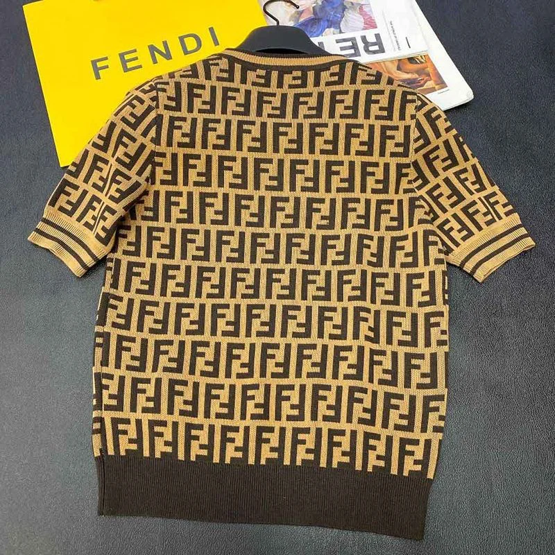 入手困難フェンディ×ヴェルサーチェ フェンダーチェ コピー FFロゴ プリント Tシャツ feg02527