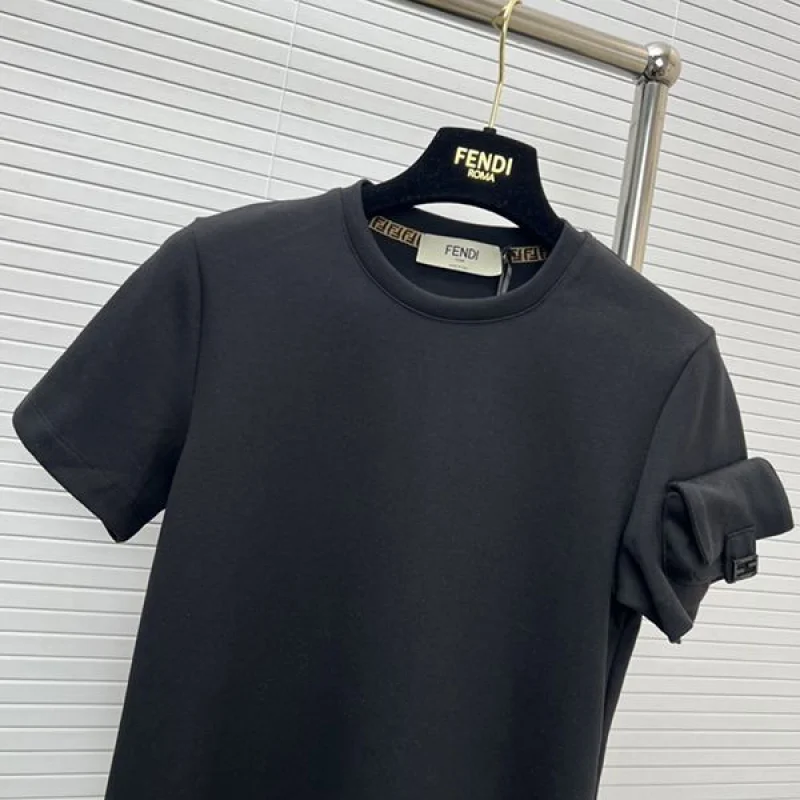 可愛いフェンディ 偽物 バゲット FFバックル付きコットンTシャツ feg90485
