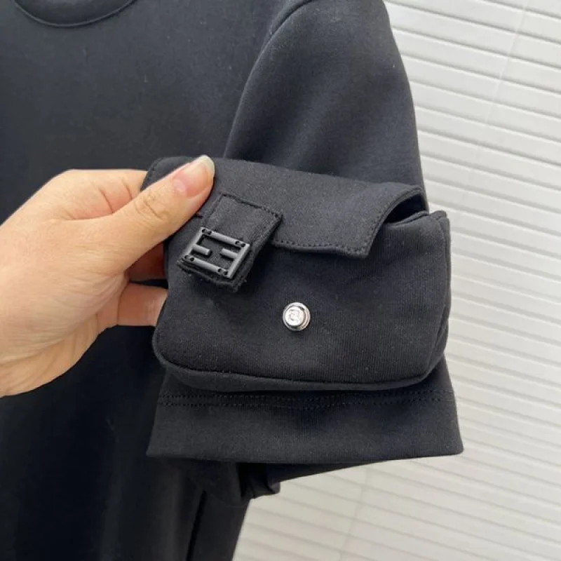 可愛いフェンディ 偽物 バゲット FFバックル付きコットンTシャツ feg90485