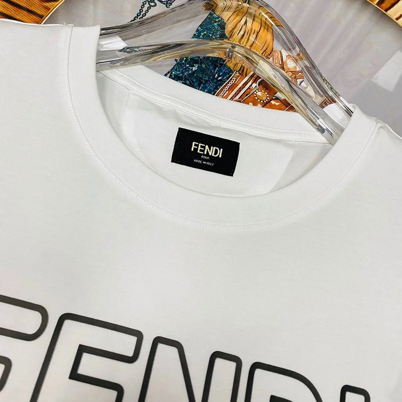 人気No1 フェンディ ROMA ロゴ クルーネック偽物 Tシャツ fek26035