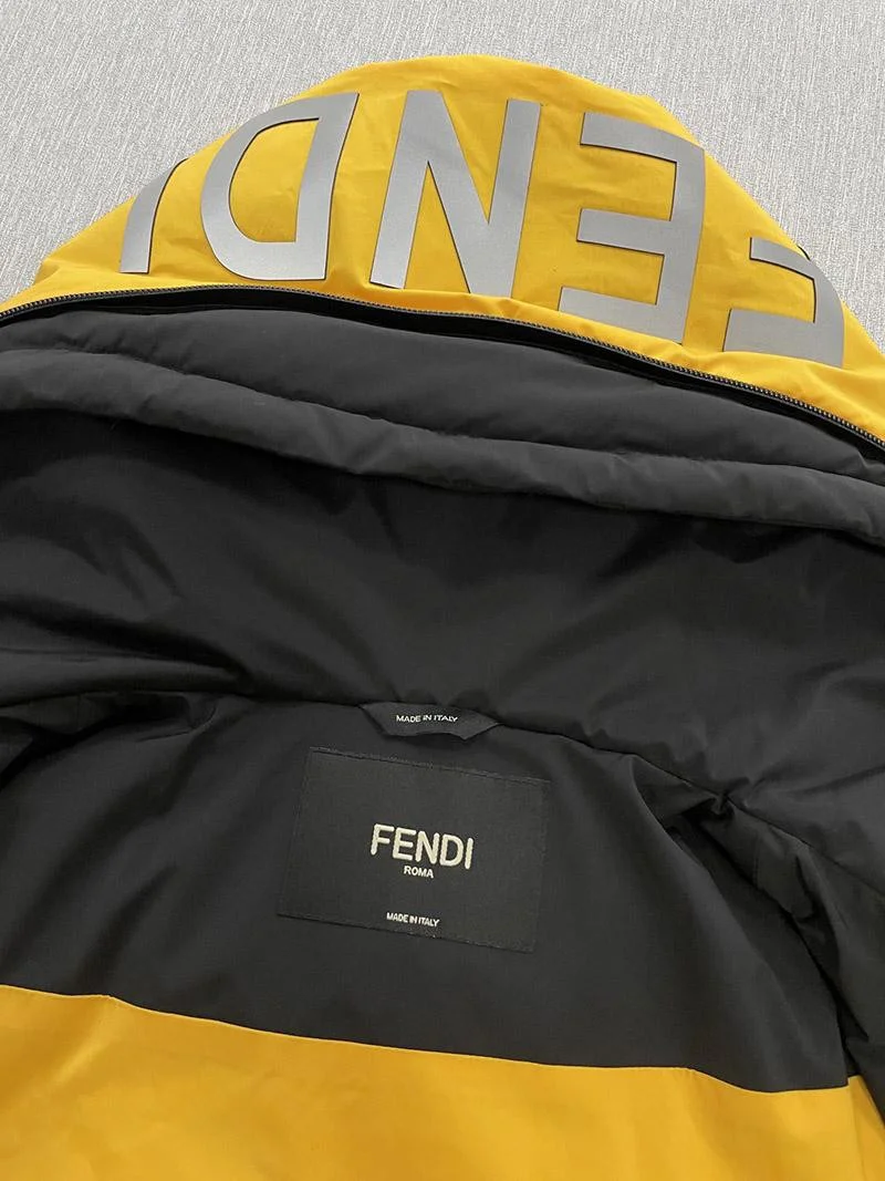 春もの新作フェンディモンスター フード付 ダウン ☆両面着用可能☆ feq76066