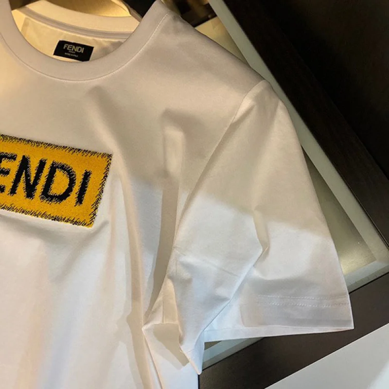 フェンディ スクエア ロゴ ホワイト Tシャツ 偽物 fev97580