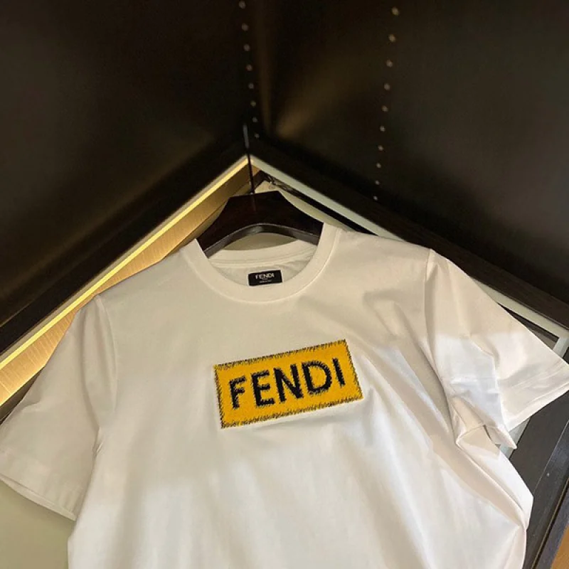 フェンディ スクエア ロゴ ホワイト Tシャツ 偽物 fev97580