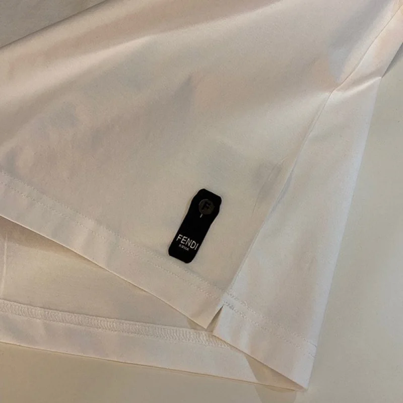 フェンディ スクエア ロゴ ホワイト Tシャツ 偽物 fev97580