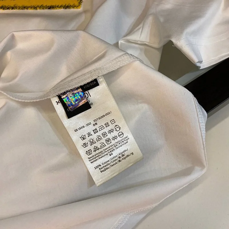 フェンディ スクエア ロゴ ホワイト Tシャツ 偽物 fev97580