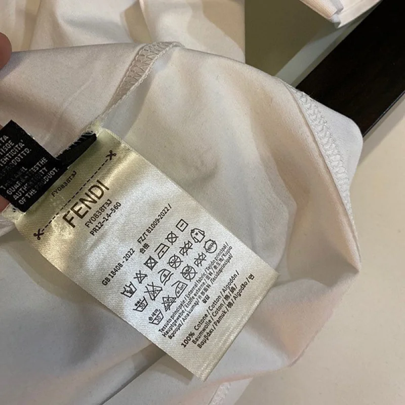 フェンディ スクエア ロゴ ホワイト Tシャツ 偽物 fev97580