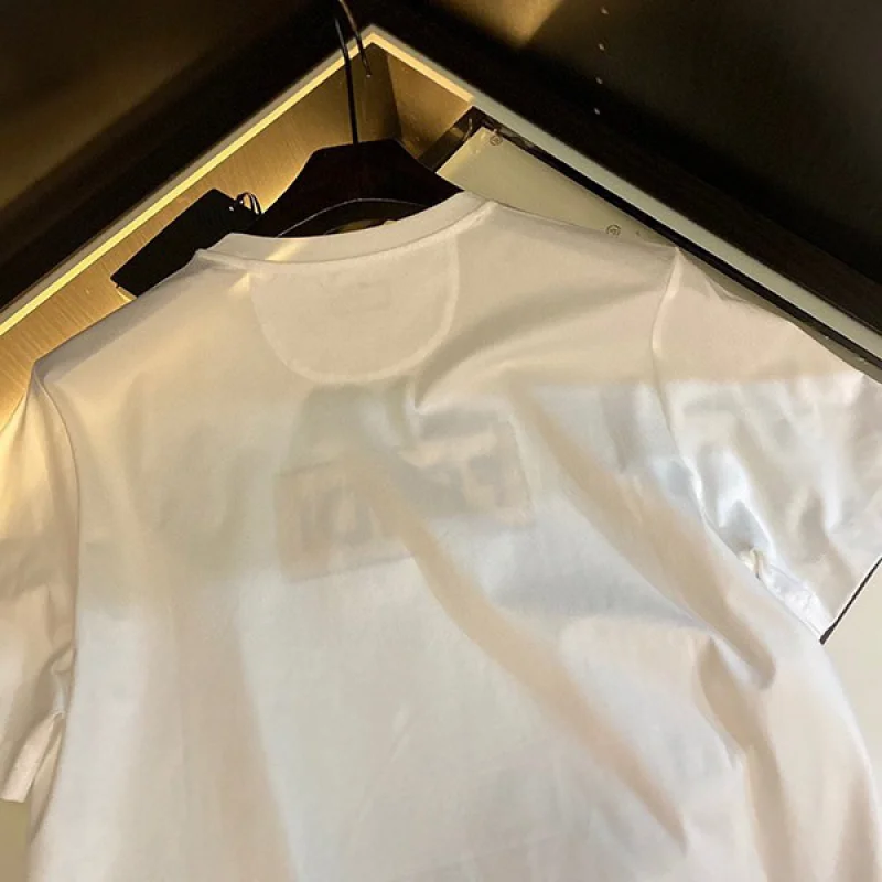 フェンディ スクエア ロゴ ホワイト Tシャツ 偽物 fev97580