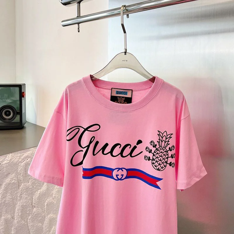 目を惹くカラーグッチ ロゴ コットンTシャツ 偽物 バックフラワーアップリケ gue60806