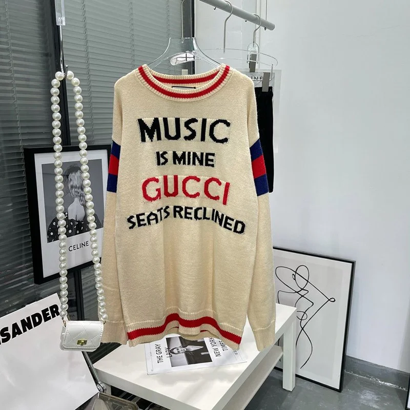 目を惹くカラー グッチ 100周年 セーター ウール 偽物 トップス ロゴ プレタ gur83620