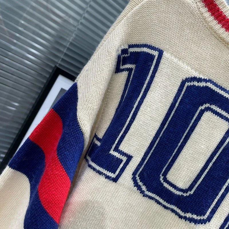 目を惹くカラー グッチ 100周年 セーター ウール 偽物 トップス ロゴ プレタ gur83620