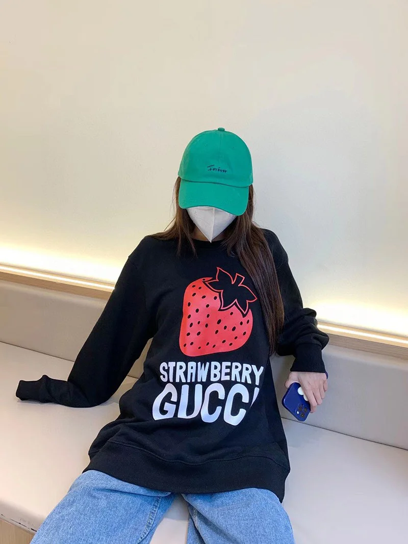 春もの新作 グッチ 21AW★STRAWBERRY ロゴ キラキラ コピー スウェット gut54976