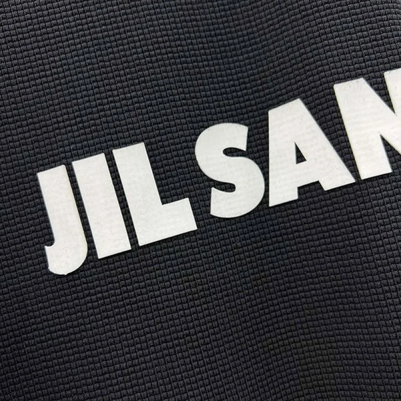 【日本未発売】ジルサンダー+ ロゴTシャツ 偽物 半袖 ブラック バックロゴ入り Jiq37993