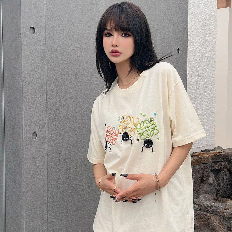 送料込ロエベ 偽物『千と千尋の神隠し』ススワタリ アナグラム Tシャツ (コットン) loc51628