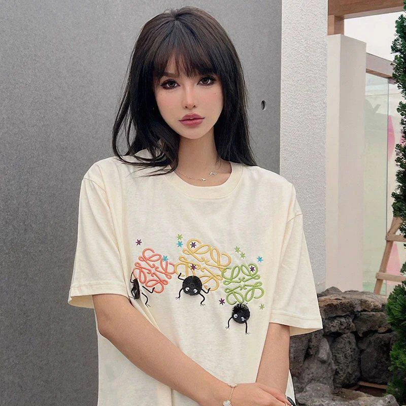 送料込ロエベ 偽物『千と千尋の神隠し』ススワタリ アナグラム Tシャツ (コットン) loc51628