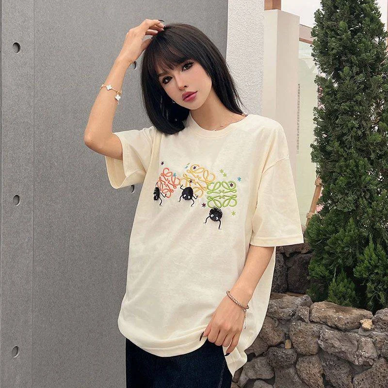 送料込ロエベ 偽物『千と千尋の神隠し』ススワタリ アナグラム Tシャツ (コットン) loc51628