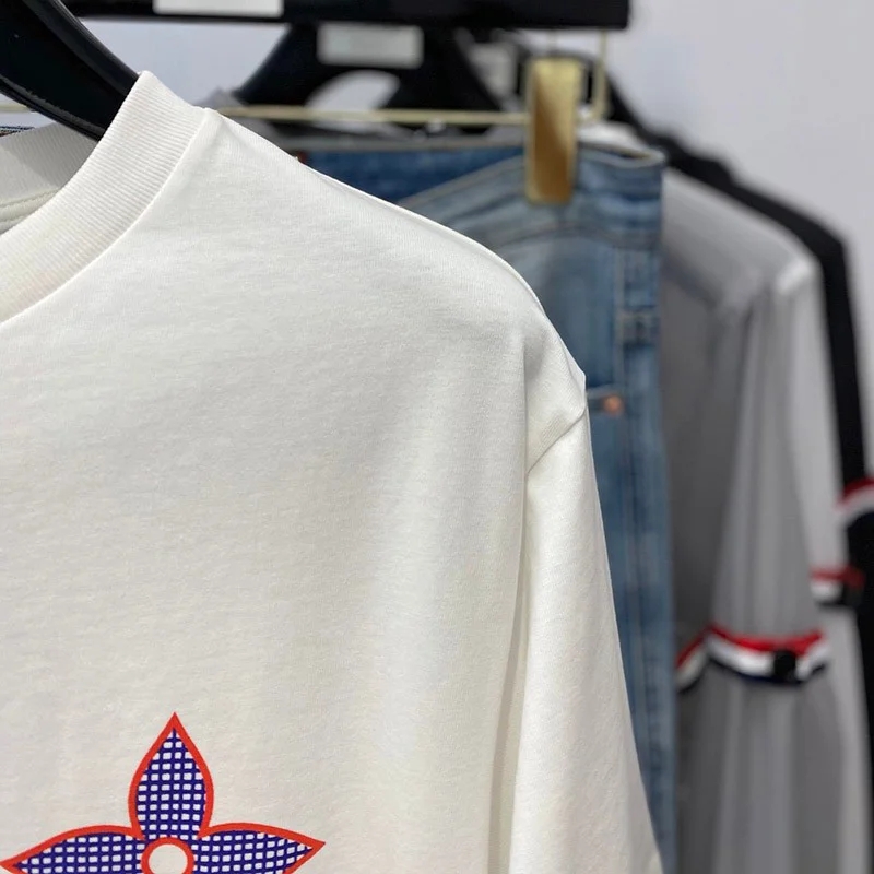春夏に!ヴィトン Tシャツ 偽物 ハーフパンツデニムスニーカーに!半袖 1A7WIE