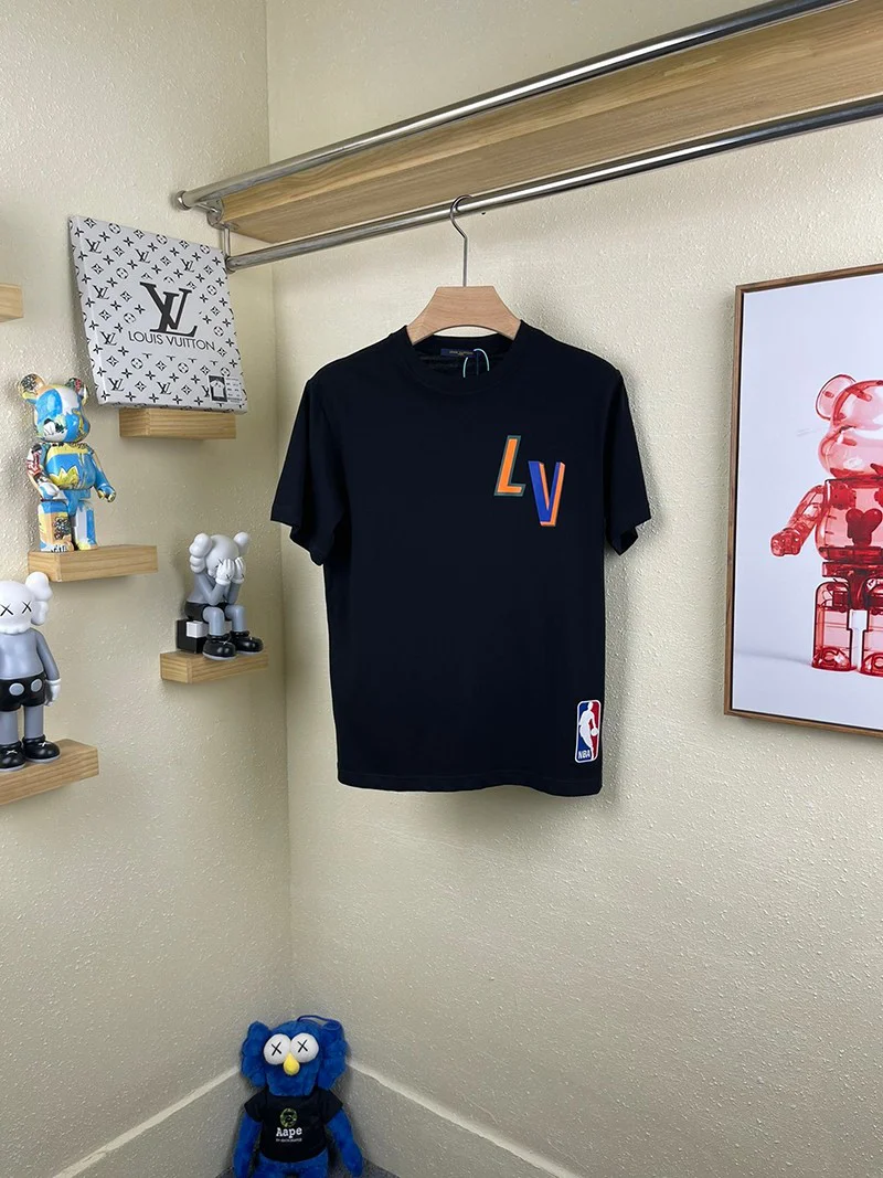 ★日本!!人気!ルイヴィトン NBA Tシャツ コピー★フロントアンドバックレタープリントT 1A8X8R 1A8X8R
