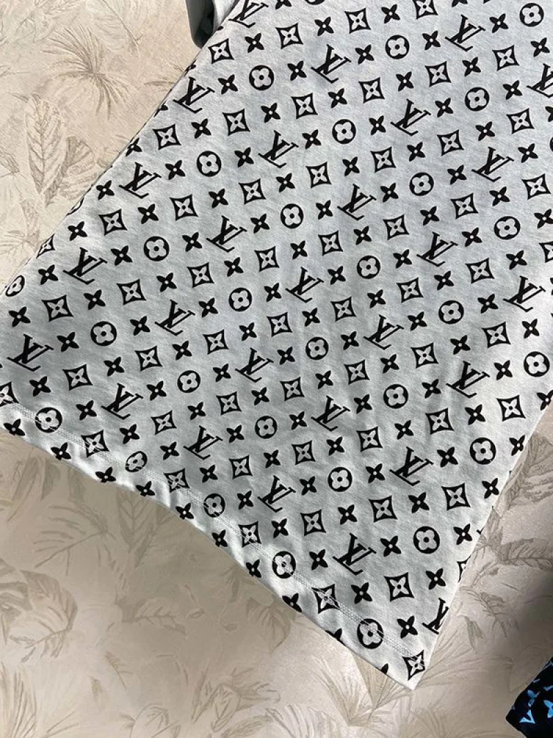 争奪戦 ルイヴィトン モノグラム Tシャツ偽物 vum15188