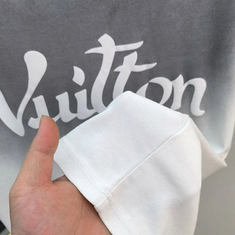 目を惹くカラー ルイヴィトン ロゴＴシャツ スーパーコピー vun72996